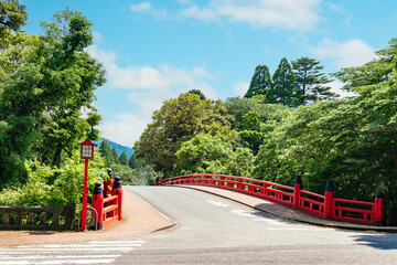 鮮やかな赤い欄干の橋