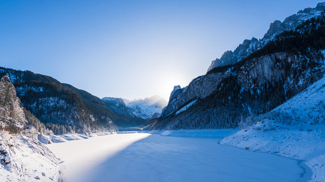 Sonnenaufgang &uuml;ber dem Dachstein beleuchtet den zugefrorenen vorderen Gosausee, Ober&ouml;sterreich im Winter