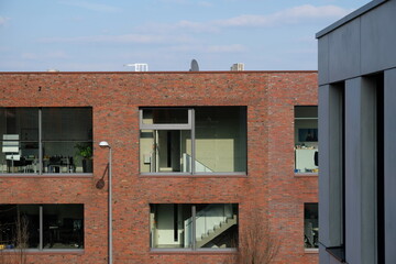 Fototapeta na wymiar FU 2022-03-06 Vogelsang 83 Blick auf ein modernes Gebäude