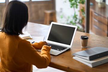 テレワークをするアジア人女性