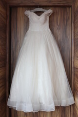 Fototapeta na wymiar white wedding dress hanging on mannequin