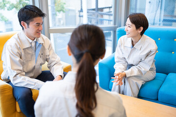 話をする作業着を着た日本人女性