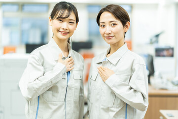 胸に手を当てる日本人女性二人