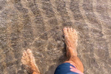 Füße im Wasser. Therapiebad, Fußbad mit Meersalz.
Feet in the water. Therapy bath, Foot bath...