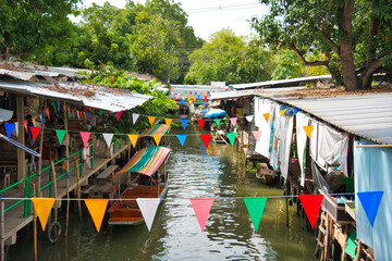 タイ・バンコク郊外の水上マーケット