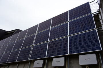 住宅建造物に付属された太陽光発電システム設備パネル板壁
