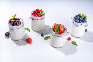 Set yogurts with summer berry