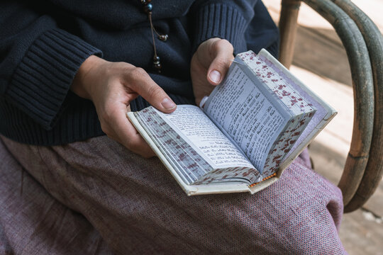 Religious jewish prayer book (siddur) in female hands (54)