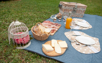 Colazione sul prato con pic nic