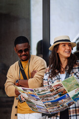 Obraz premium Stunning couple standing in front of a building