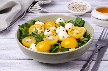 Yellow tomatoes, mozzarella and parsley