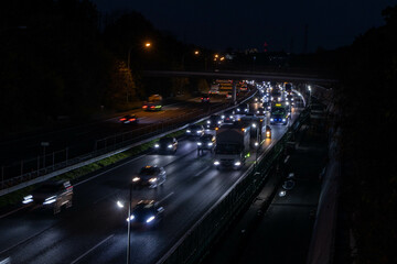夕闇の高速道路