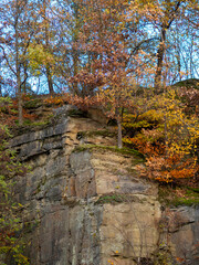 Gesteinsschichten im Natursteinbruch