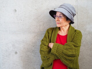 腕組みする高齢日本人女性