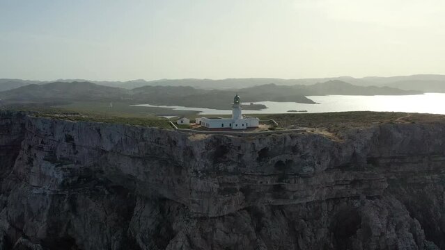 survol du phare de Cavalleria au nord de l'&icirc;le de Minorque dans l'archipel des Bal&eacute;ares Espagne
