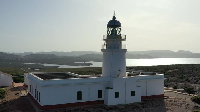survol du phare de Cavalleria au nord de l'&icirc;le de Minorque dans l'archipel des Bal&eacute;ares Espagne