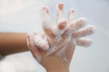 子どもが手を洗う