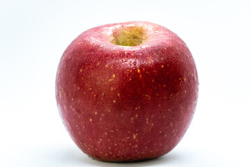 Manzana aislada sobre fondo blanco.