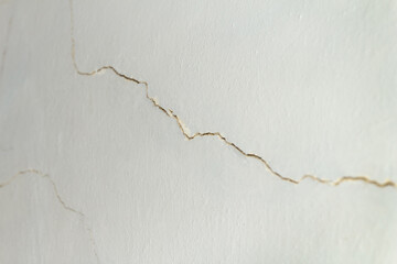 A lot of cracks have formed on old wall in room, which need to be to putty