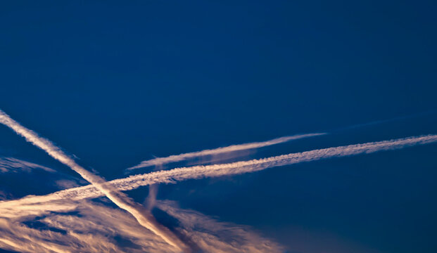 クロスする飛行機雲