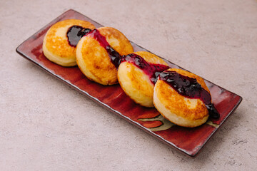 Fritters of cottage cheese with blueberries jam