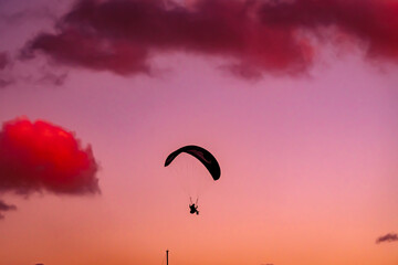 Gleitschirmflieger im Abendrot mit Wolken