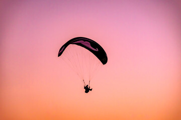Gleitschirmflieger im Abendrot