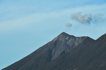 Volcan de Fuego en Guatemala, paisaje Guatemalteco. Espacio para texto al lado izquierdo.