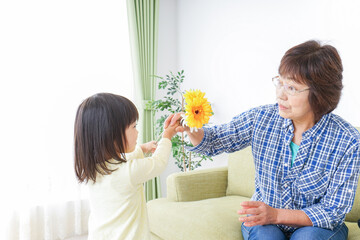 祖母に花をあげる子ども