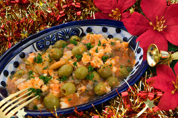 メキシコの伝統的なクリスマス料理　バカラオ・ア・ラ・ビスカイーナ　クリスマスデコレーションとともに Traditional Mexican Christmas food Bacalao a la Vizcaína (Bacalao a la Vizcaina) with Christmas decorations