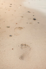 Footprints in the sand. Footprint on the shore.
Fußspuren im Sand. Abdruck am Ufer.