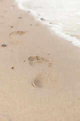 Fototapeta na wymiar Fußspuren im Sand. Abdruck am Ufer. Footprints in the sand. Footprint on the shore.