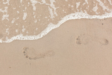 Footprints in the sand. Footprint on the shore.
Fußspuren im Sand. Abdruck am Ufer.