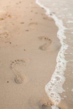 Fu&szlig;spuren im Sand. Abdruck am Ufer.
Footprints in the sand. Footprint on the shore.