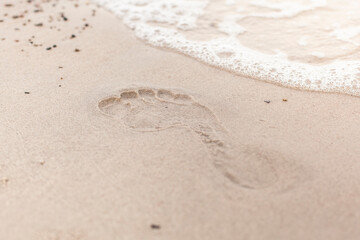 Footprint in the sand. Tracks on the shore. Fußabdruck im Sand. Spuren am Ufer.