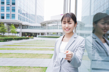 オフィス街でキャッシュレス決済をするビジネスウーマン