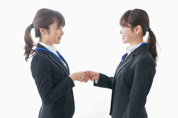 握手をするビジネスパーソン