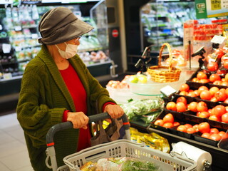 食品スーパーで買い物する高齢日本人女性
