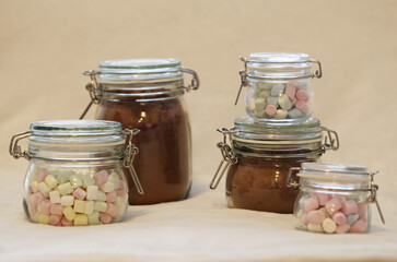 Edible homemade Christmas gift - glass jars filled with spiced cacao powder and mini marshmallows for hot chocolate. Perfect present for fall or winter season. Delicious, joyful and cute diy gift!