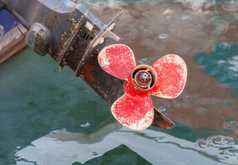 boat propeller on hub of outboard motor