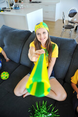 família mãe e filha torcendo copa do mundo brasil 