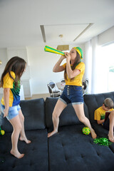 família mãe e filha torcendo copa do mundo brasil 