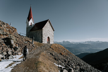 Das Schutzhaus Latzfonserkreuz und die kleine Kapelle in Südtirol. Kleine Kapelle in den Bergen....
