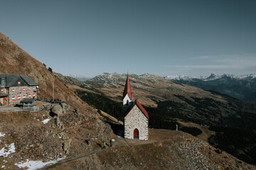 Das Schutzhaus Latzfonserkreuz und die kleine Kapelle in Südtirol. Kleine Kapelle in den Bergen....
