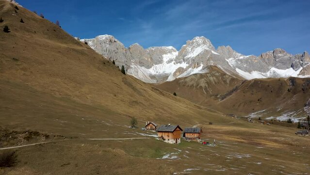 Wanderung zum Rifugio / Schutzh&uuml;tte Fuchiade in Trentino. Panorama Dolomiten im Herbst. Lauftaufnahme 3