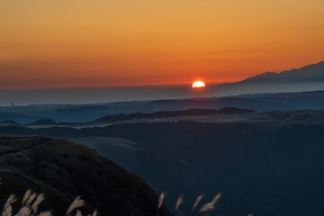 阿蘇雲海に昇る朝日