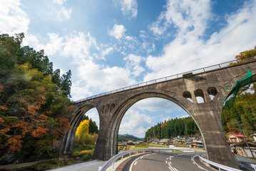 紅葉の廃線コンクリートアーチ橋