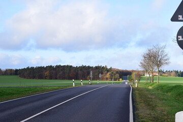 Strasse durch die Herbstlandschaft bei Landkern