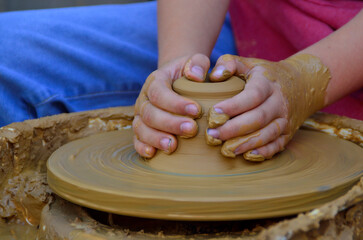 Ni&ntilde;o alfarero haciendo vasija de cer&aacute;mica, manualidades de barro con las manos, artesan&iacute;a