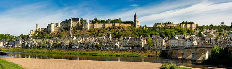 Forteresse royale de Chinon dominant la Vienne . Indre et Loire . Centre Val de Loire. France - obrazy, fototapety, plakaty